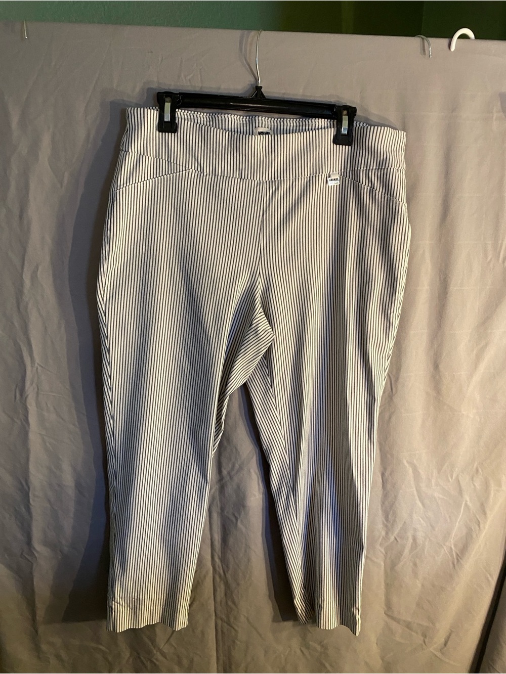 Anne Klein White with Navy Pinstripe Cropped Pull-On Pants